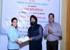 Ms. Surbhi Sen, PG student of Prin. L.N.Welingkar Institute of Management receiving the second prize from Shri Paramjeet Singh, CVO, CCI 